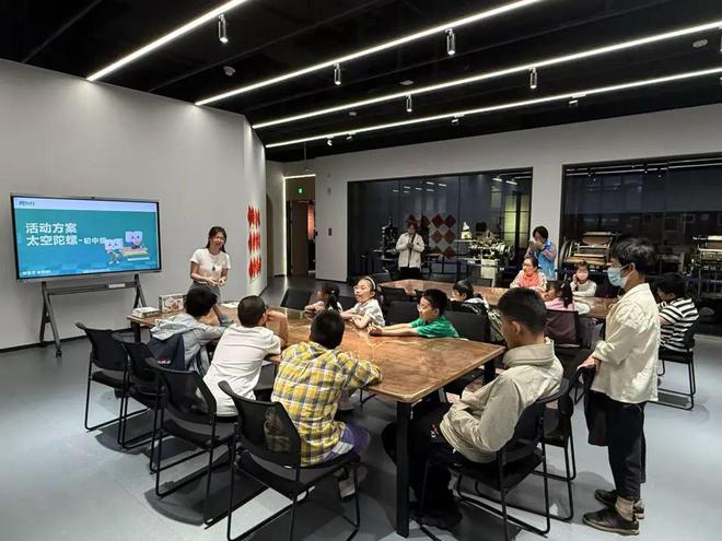 他们巧手玩转“太空陀螺”j9国际亲子教育新潮流(图2)