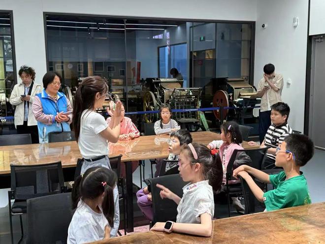 他们巧手玩转“太空陀螺”j9国际亲子教育新潮流(图1)